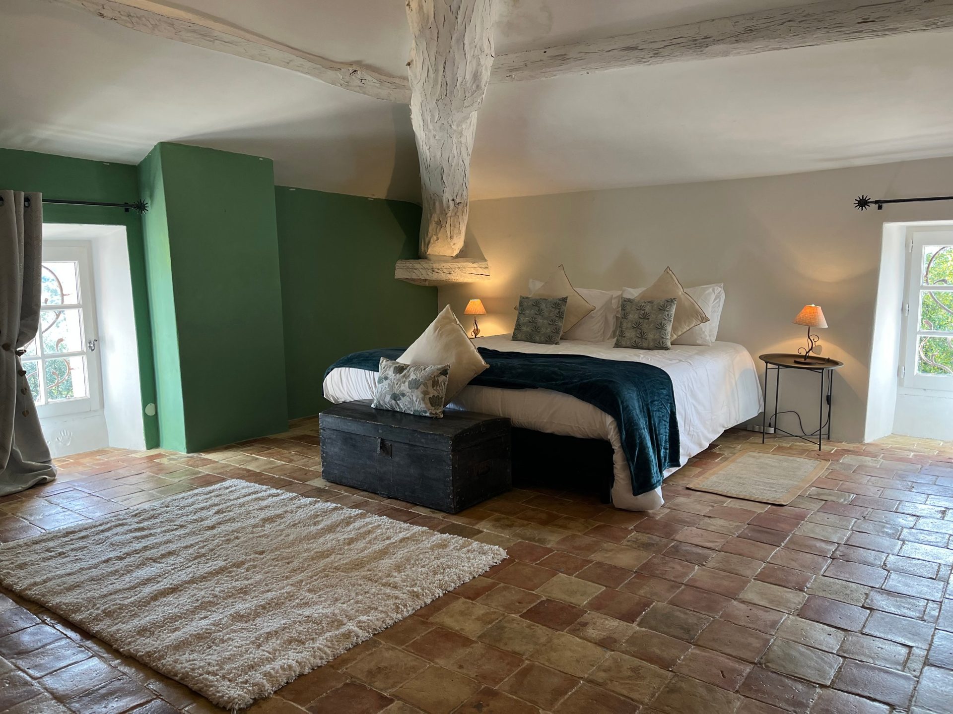 Une chambre sous les poutres, tomettes anciennes