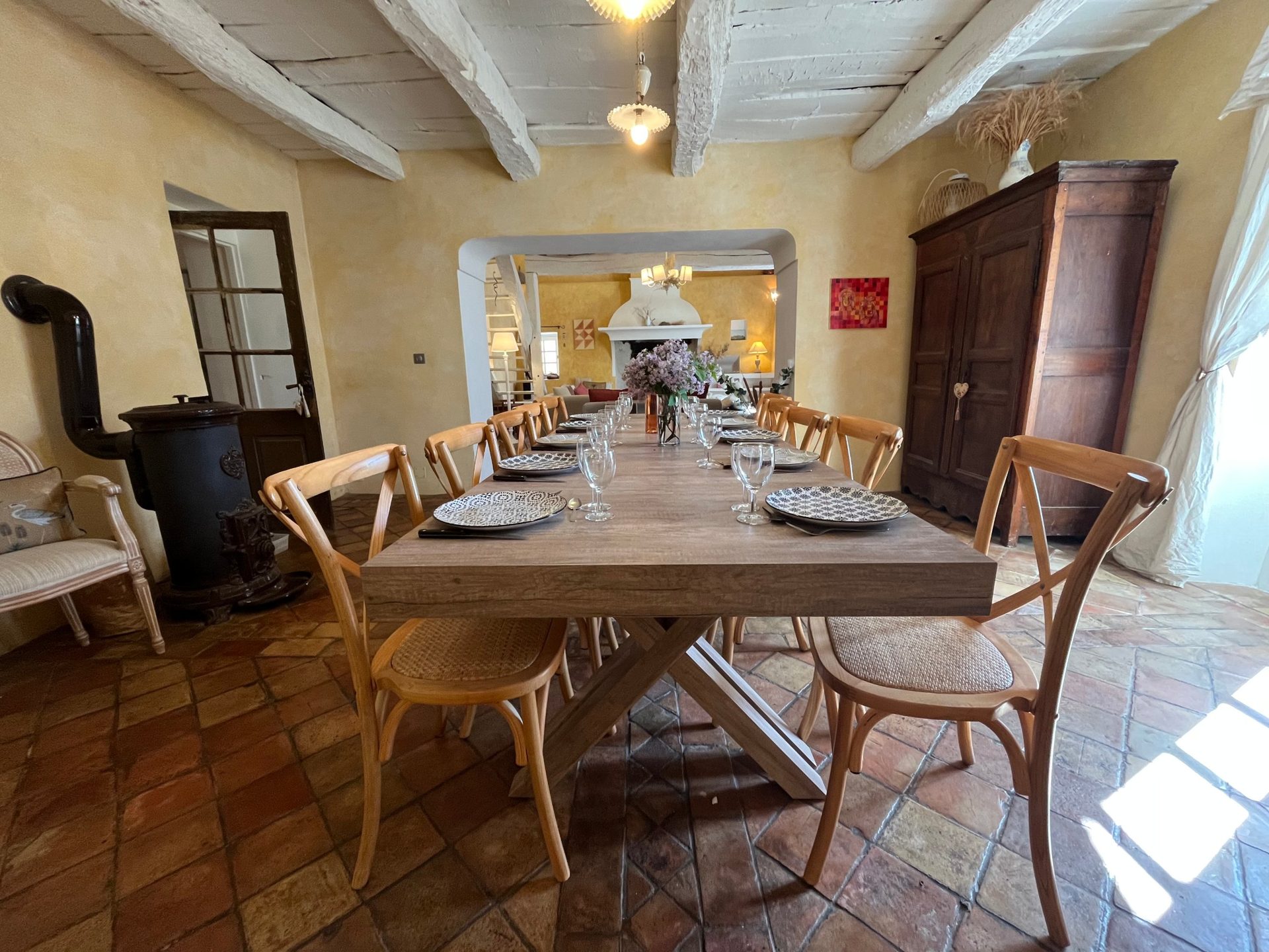 La grande table de la salle à manger