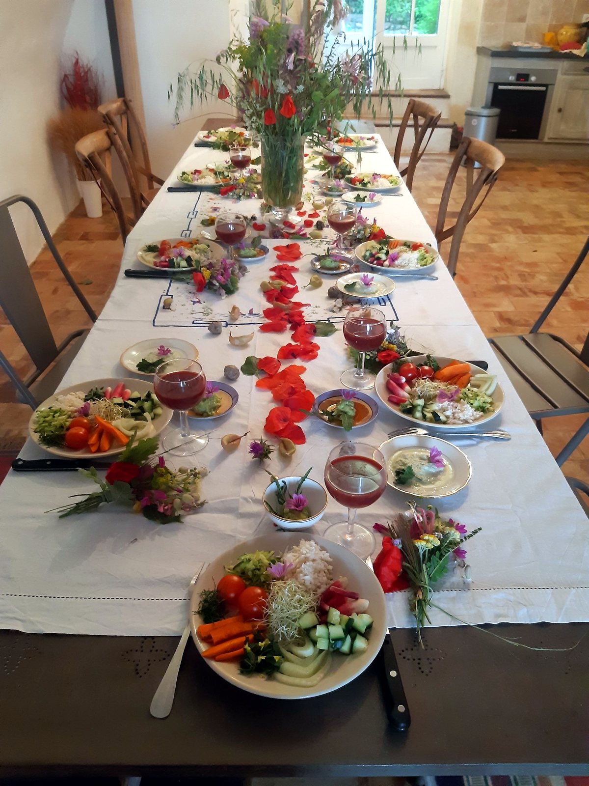 Table du repas de reprise, fleurie, à la bastide