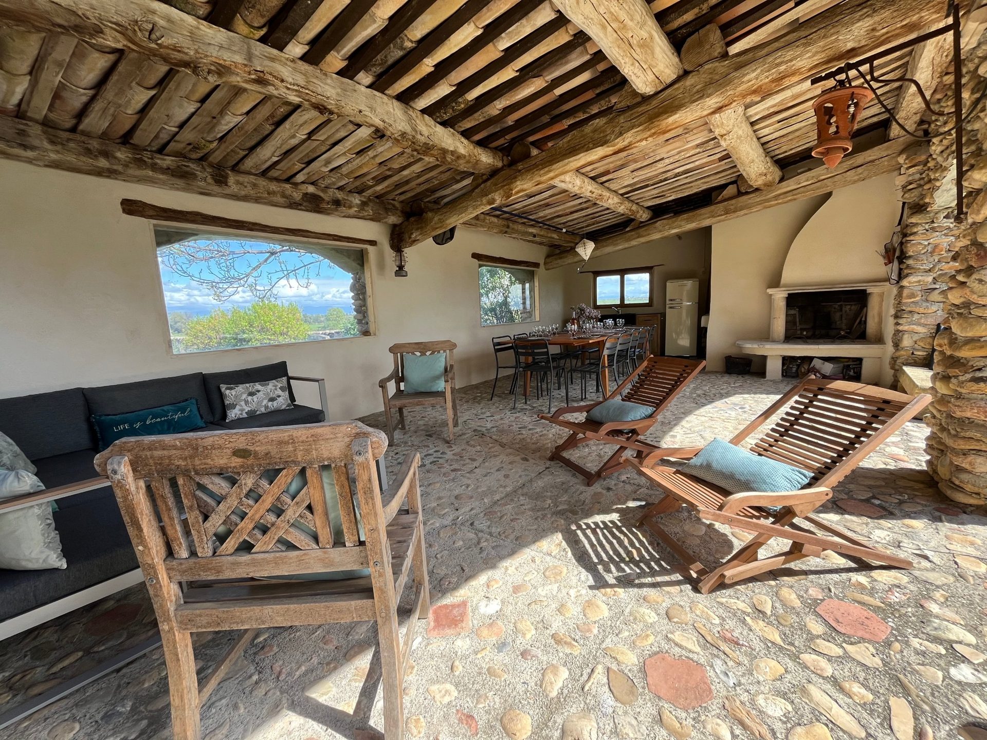 La terrasse couverte au sol de galets